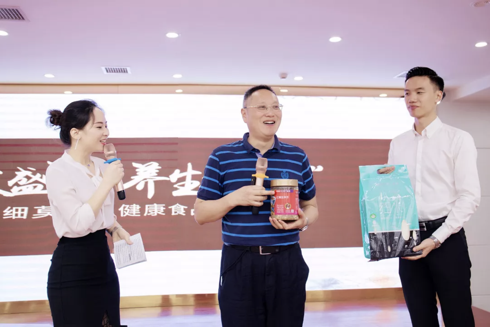 中醫(yī)養(yǎng)生專(zhuān)家李定文教授為細(xì)莫紅糖堅(jiān)果茶打CALL！